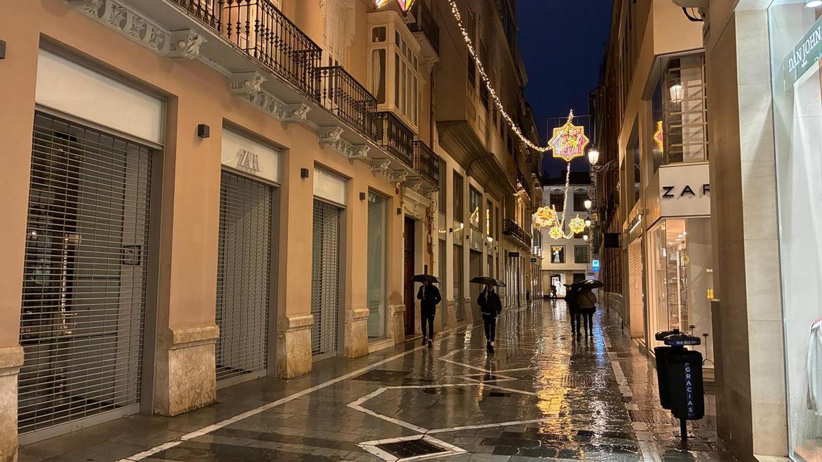 La calle Liborio García con los comercios cerrados este domingo a las 18.30 horas.