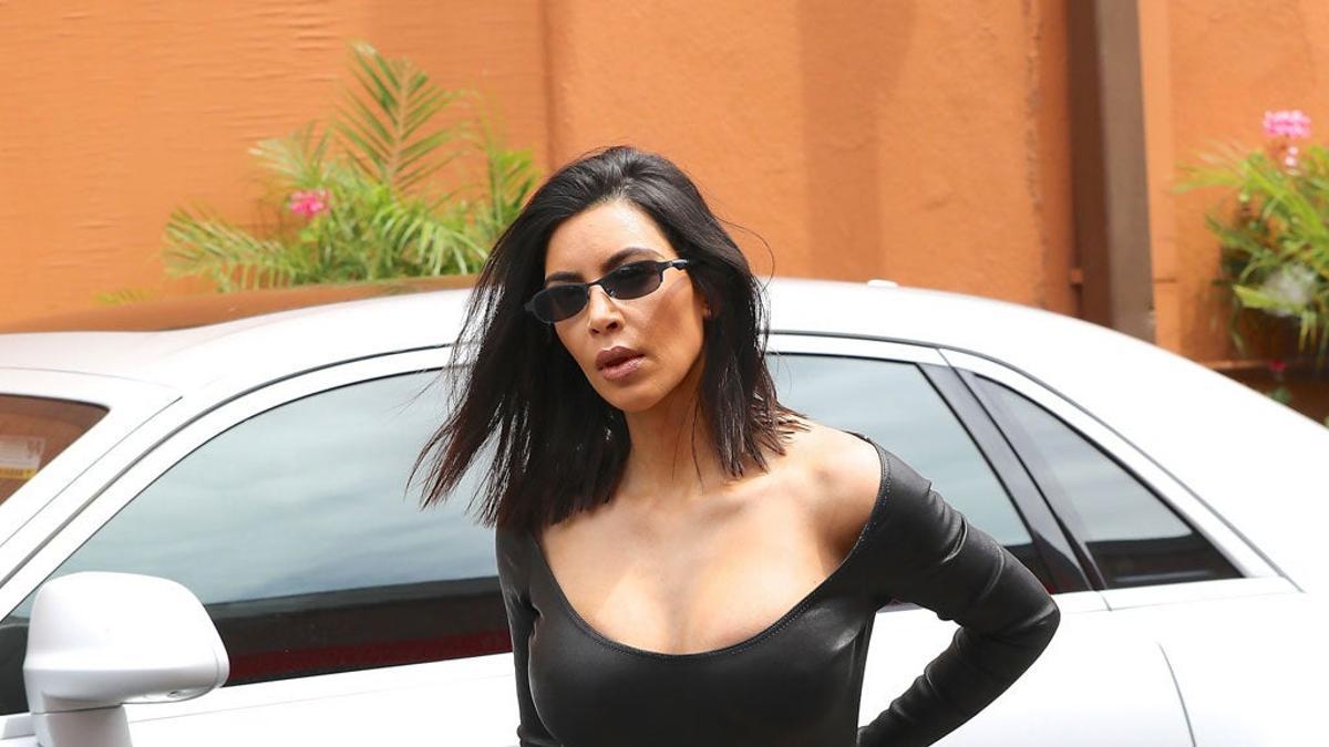 Kim Kardashian y su falda de cuero para el verano