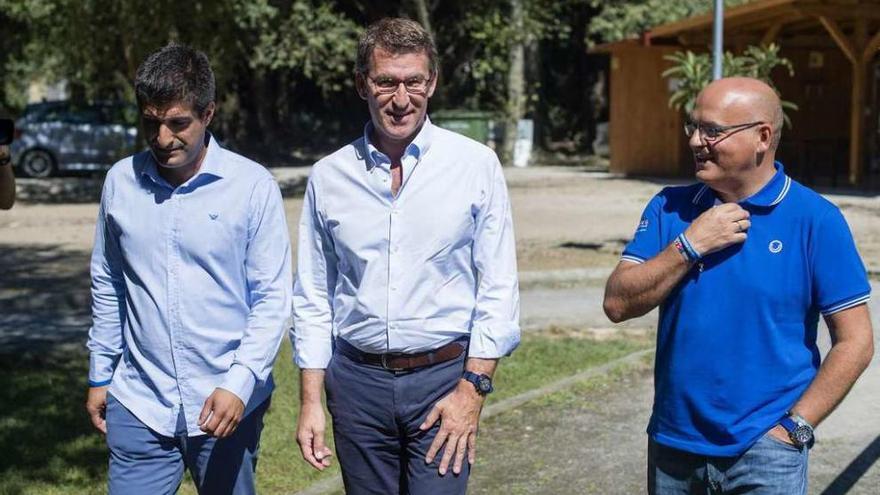 Gabriel Alén Castro, Feijóo y Xosé Manuel Baltar, ayer, en Cenlle (Ourense).