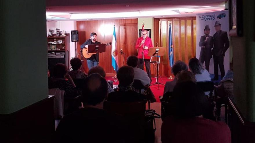 “La Caravana del Verso” recala en Avilés con Luis Eduardo Aute por bandera