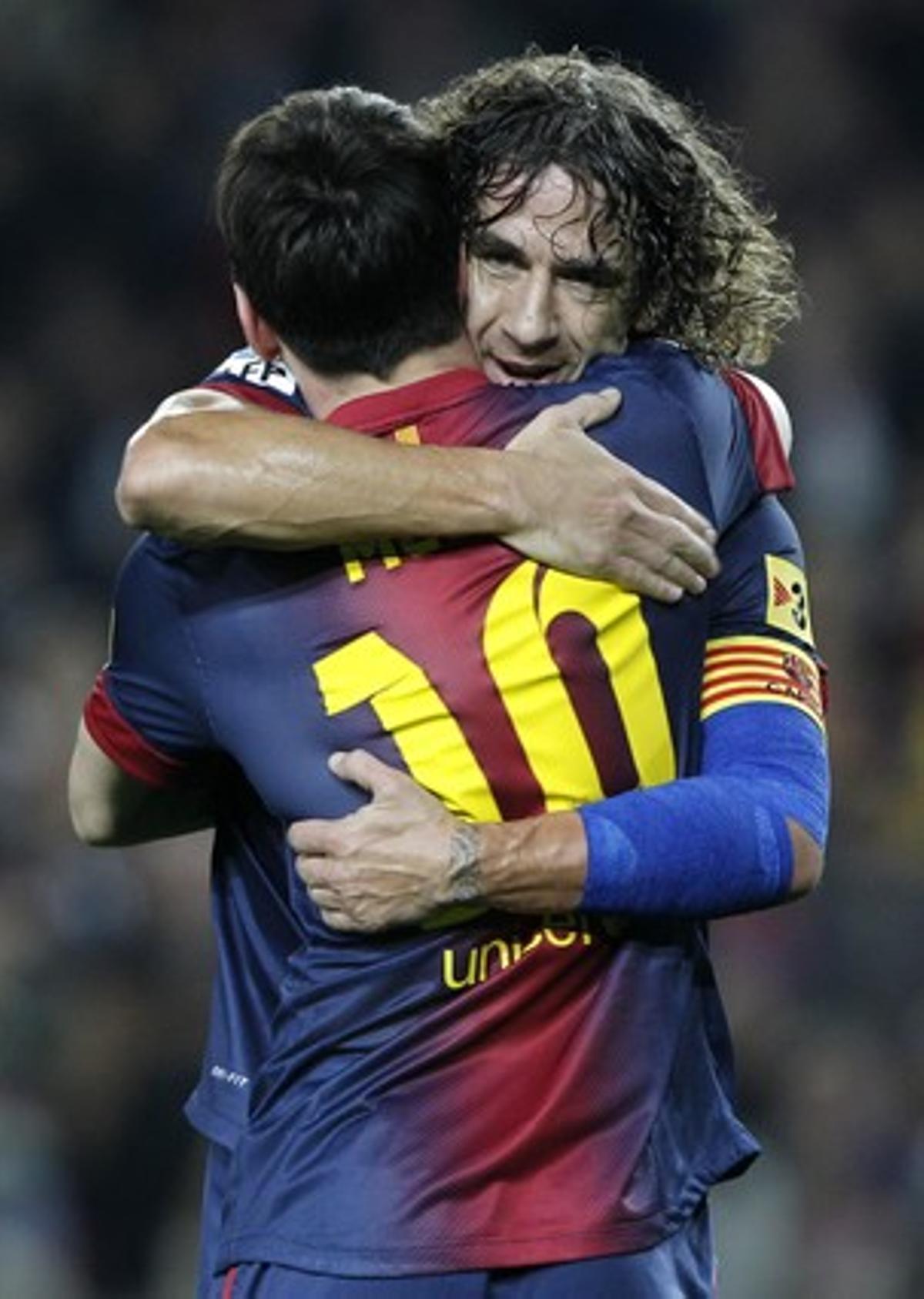 Lionel Messi i Carles Puyol celebren un gol davant el Saragossa.