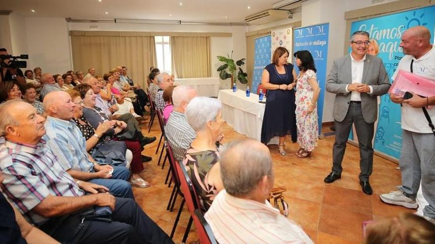 El presidente de la Diputación, Francisco Salado, con los primeros participantes del programa.