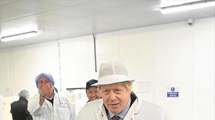 Boris Johnson busca el voto obrero en los feudos laboristas