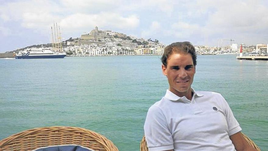 Rafa Nadal posa en la terraza del Capuccino Grand Cafe, con el puerto de Ibiza, Dalt Vila y el Castillo de fondo.