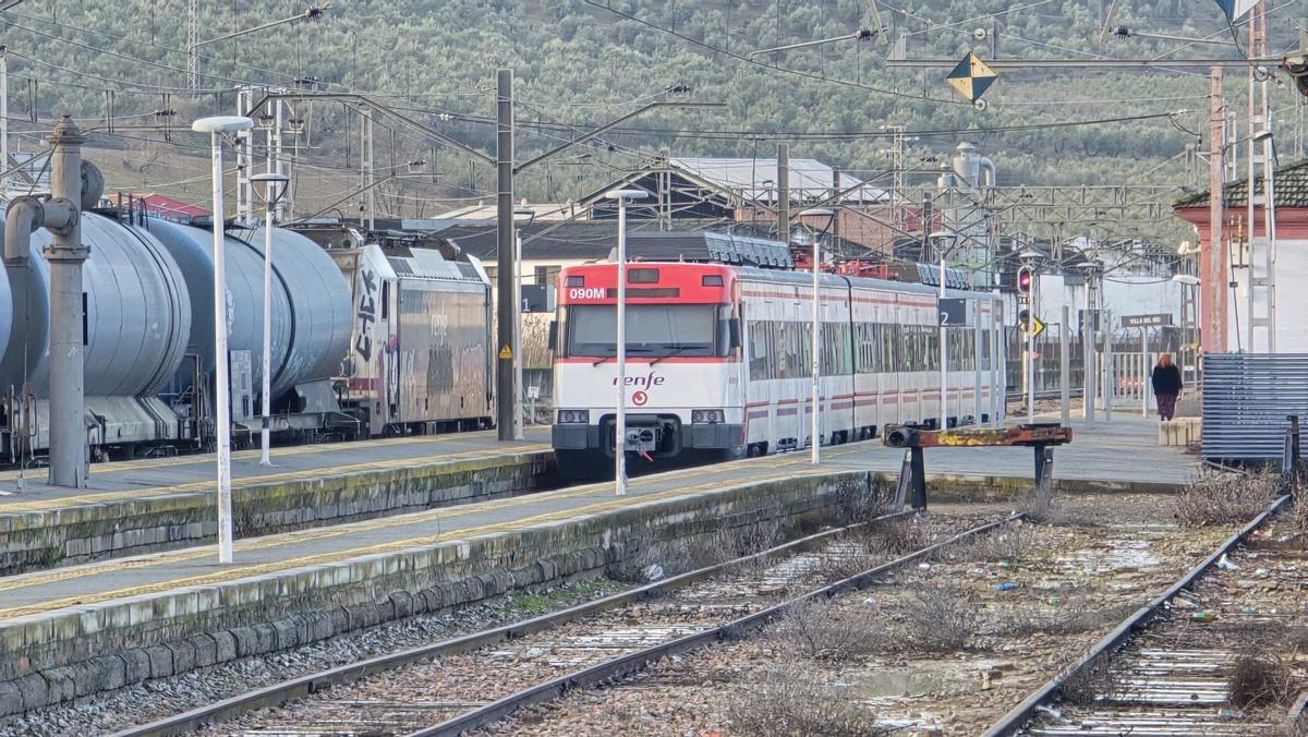 Trenes parados en la estación de Villa del Río tras el desprendimiento del muro.