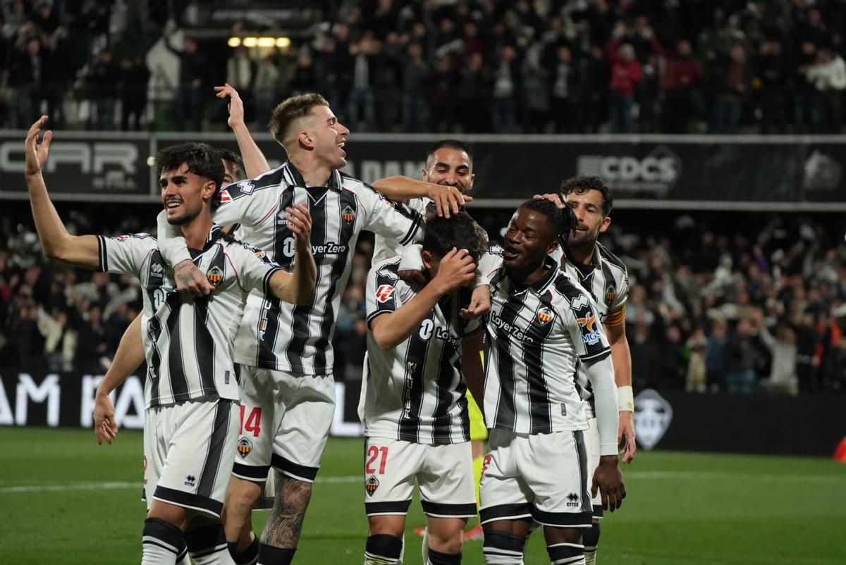 La celebración de los jugadores del Castellón en el 2-0