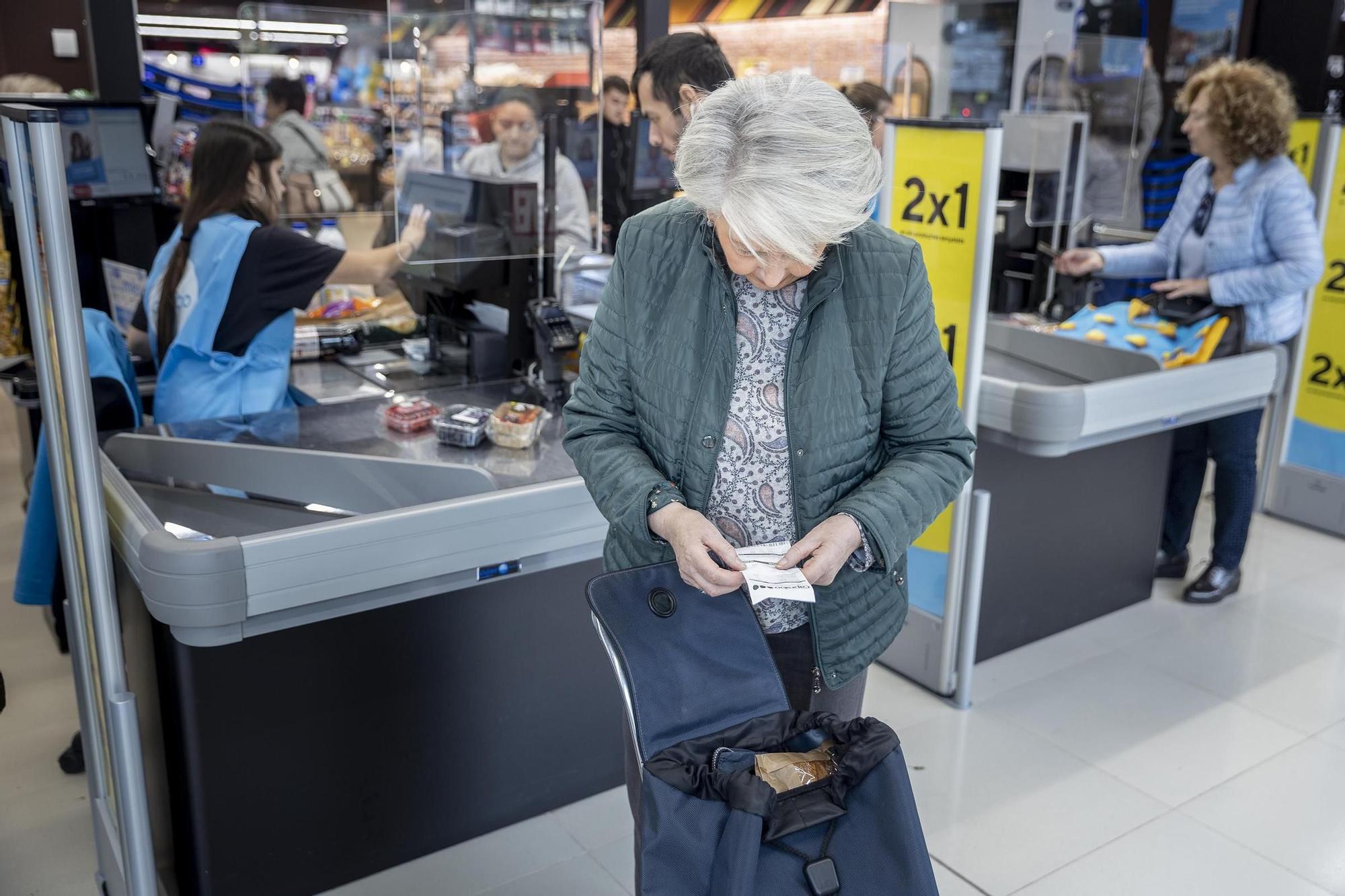 Barcelona 14/03/2023 . Economía Cesta de la compra carro de la compra inflación precios y consumo cesta básica En la foto, supermercado Caprabo en el barrio de Gràcia Fotografía de Ferran Nadeu