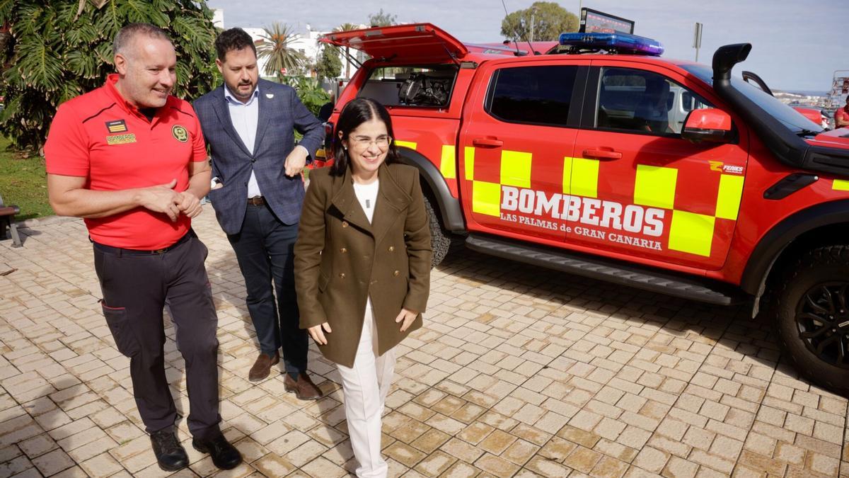 La alcaldesa, Carolina Darias, junto al nuevo vehículo de mandos de los bomberos.