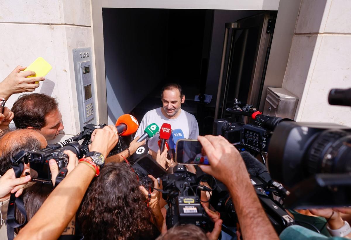 Las primeras palabras del exministro Ábalos en la puerta de su casa tras el registro de la UCO