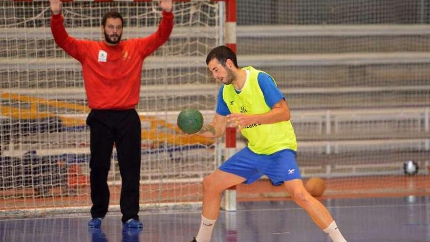 Dos jugadores del Teucro durante un entrenamiento.