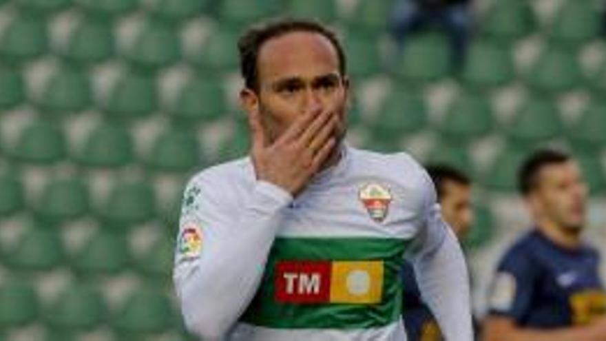 Nino celebra uno de los cien goles que ha marcado con el Elche CF