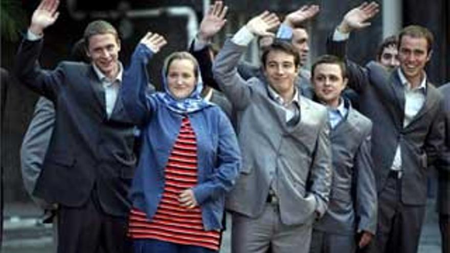 Los quince marinos británicos liberados por Irán llegan a Londres