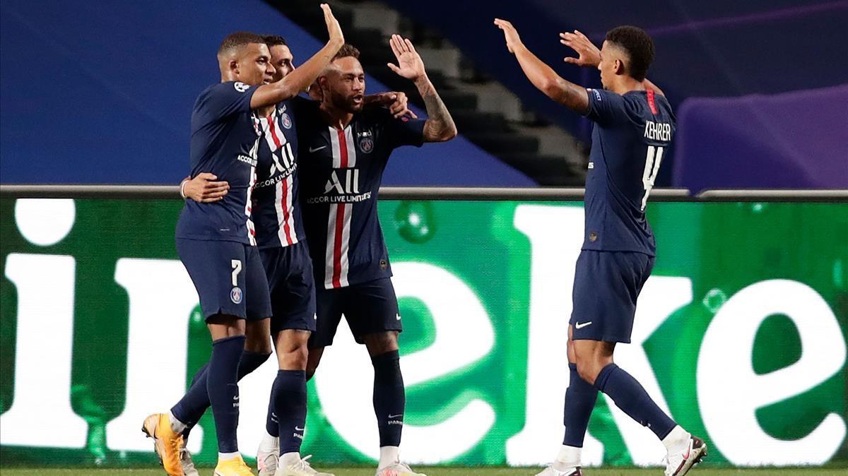 TOPSHOT - Paris Saint-Germain s Argentine midfielder Angel Di Maria (2nd L) celebrates with his teammates after scoring his team s second goalduring the UEFA Champions League semi-final football match between Leipzig and Paris Saint-Germain at the Luz stadium in Lisbon on August 18  2020  (Photo by Manu Fernandez   POOL   AFP)