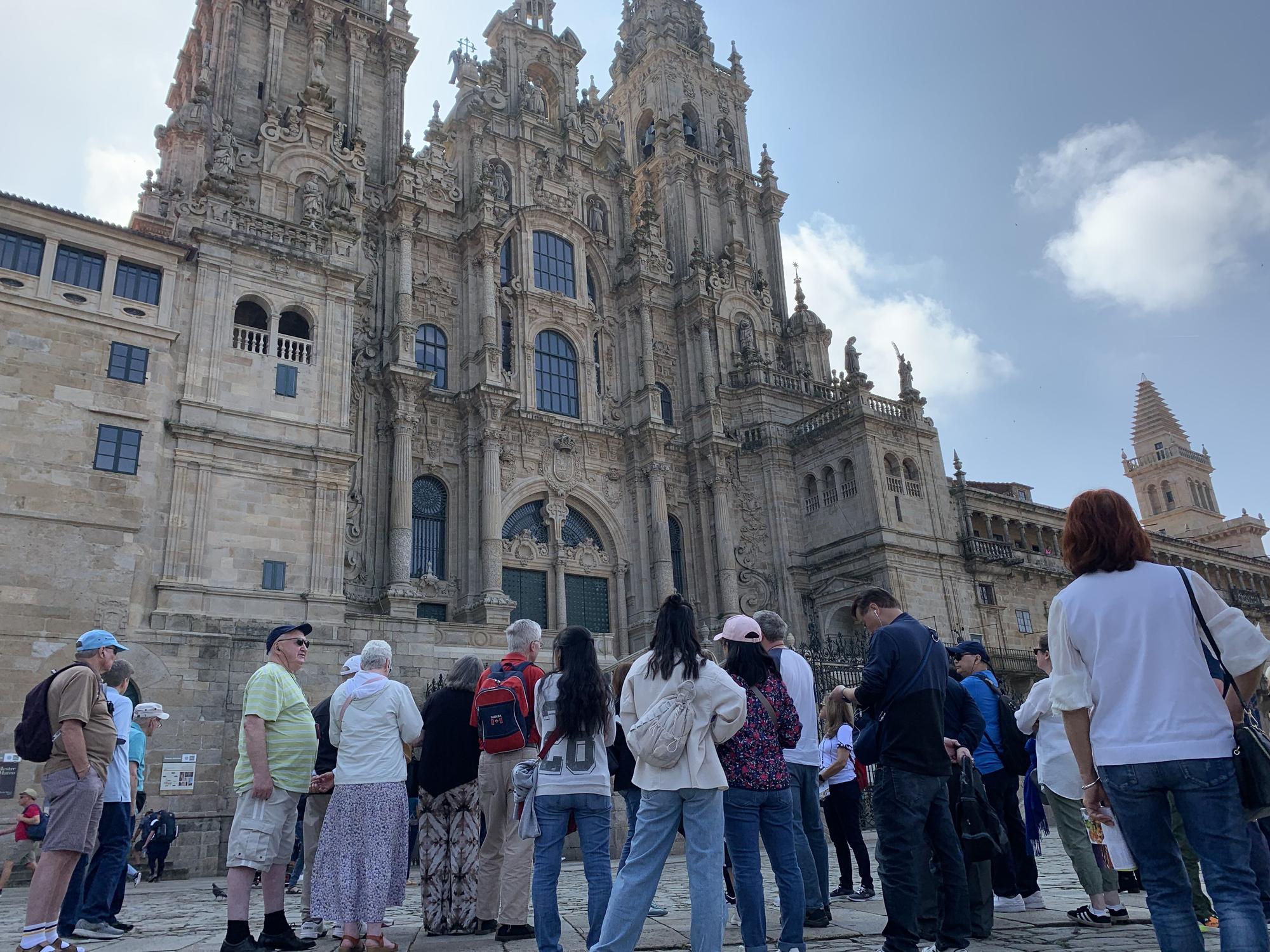 Grupo de peregrinos en la Praza do Obradoiro