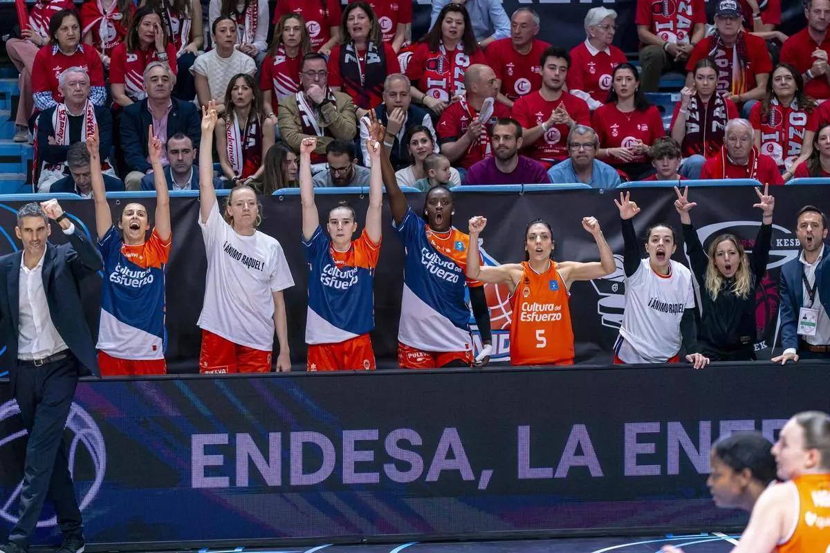 Celebración del banquillo taronja tras un triple.