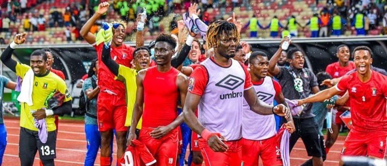 Federico Bikoro, con el peto en primer término, celebra la victoria de su selección sobre Sierra Leona, el jueves pasado. | FEGUIFUT