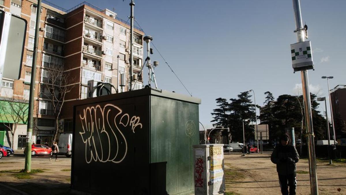 Imagen del medidor de la calidad del aire de Plaza Elíptica, 'punto negro' de la contaminación en Madrid.