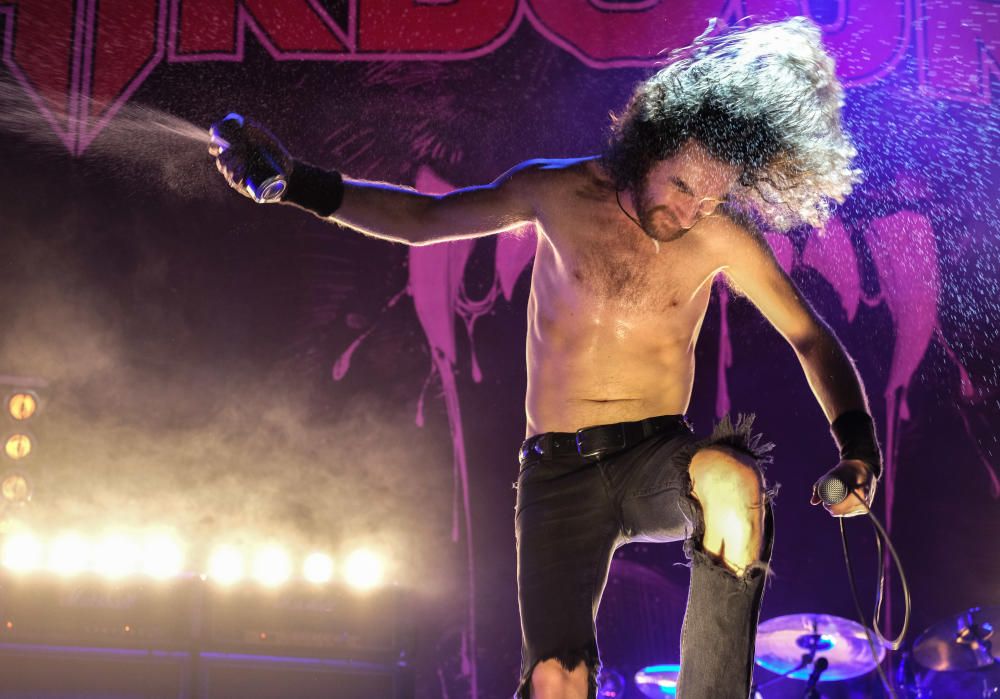 Airbourne, la banda australiana, no defraudó al público de Leyendas del Rock en la tercera jornada del festival.