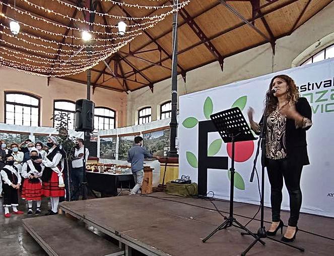 Anabel Santiago, presentando a los ganadores de las distinciones.