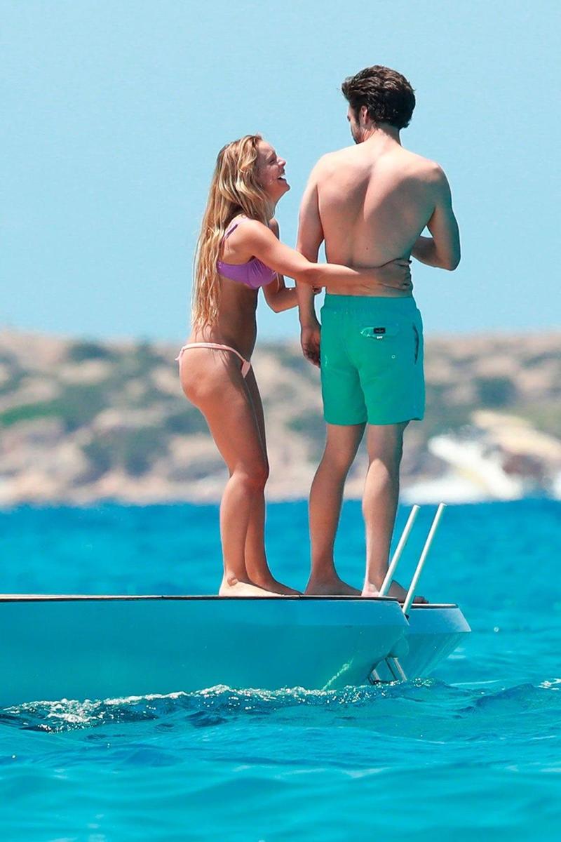 Alejandra Onieva y Sebastian Stan, todo risas en un yate en Ibiza