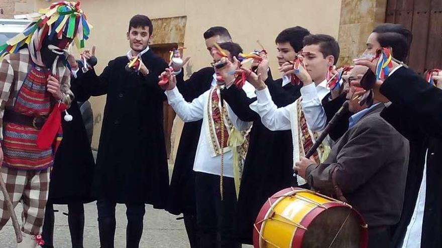 El Zangarrón y los danzantes, ayer, en la Plaza Mayor de Sanzoles durante la grabación.