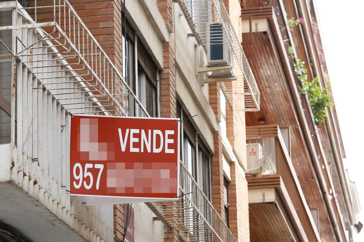 Cartel de una inmobiliaria en un bloque de pisos en Córdoba