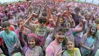 A Laxe le dice «Holi» al verano con una colorida y gratuita fiesta en el paseo marítimo de Vigo