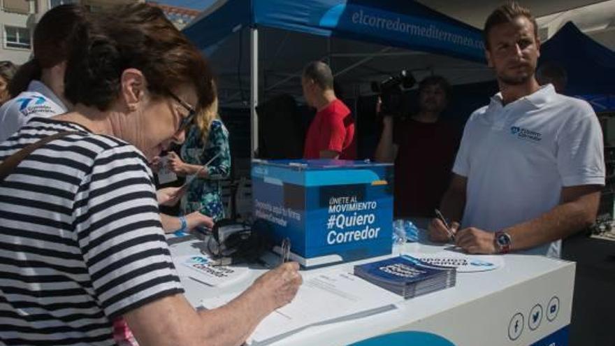 Una ciudadana firma a favor del Corredor Mediterráneo, ayer, en la plaza de Séneca.