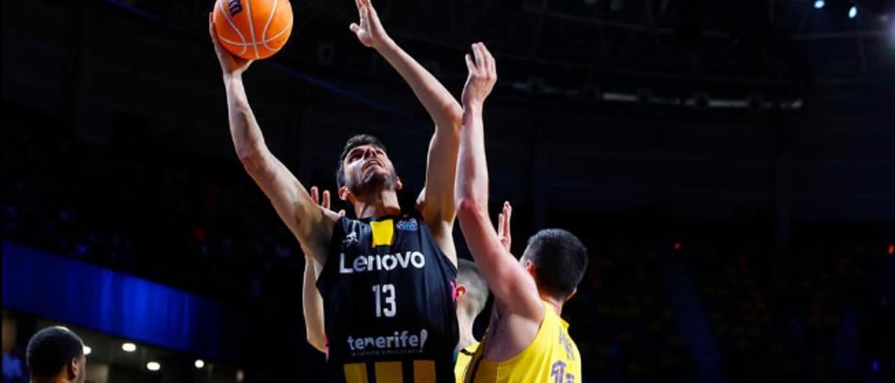 Sergio Rodríguez lanza a canasta en una jugada del partido de la final.