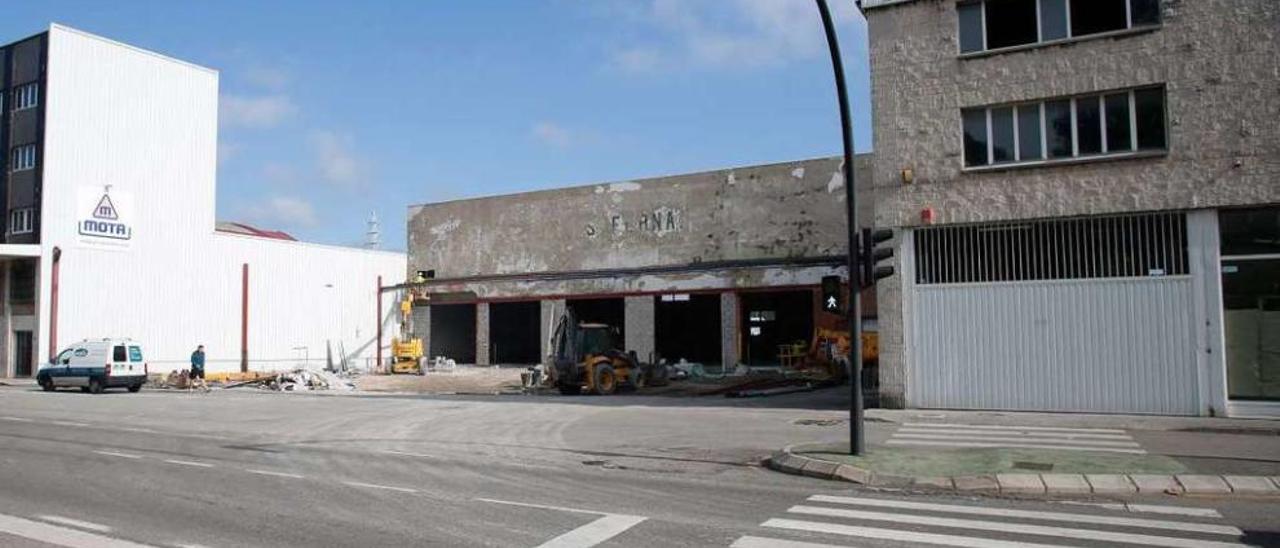 El viejo almacén de Frutas Fernández, que albergará una zona comercial, en obras.