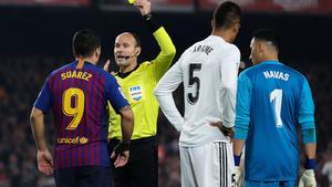 BARCELONA, SPAIN - FEBRUARY 06: Luis Suarez of FC Barcelona is shown a yellow card by the referee Mateu Lahoz during the Copa del Semi Final first leg match between Barcelona and Real Madrid at Nou Camp on February 06, 2019 in Barcelona, Spain. (Photo by Angel Martinez/Getty Images)