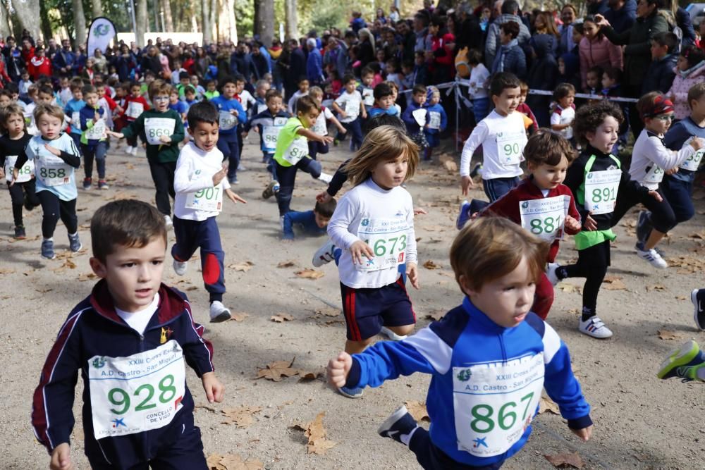 Más de 1.100 jóvenes atletas desafían a las bajas temperaturas para participar en la tradicional carrera de cross escolar.