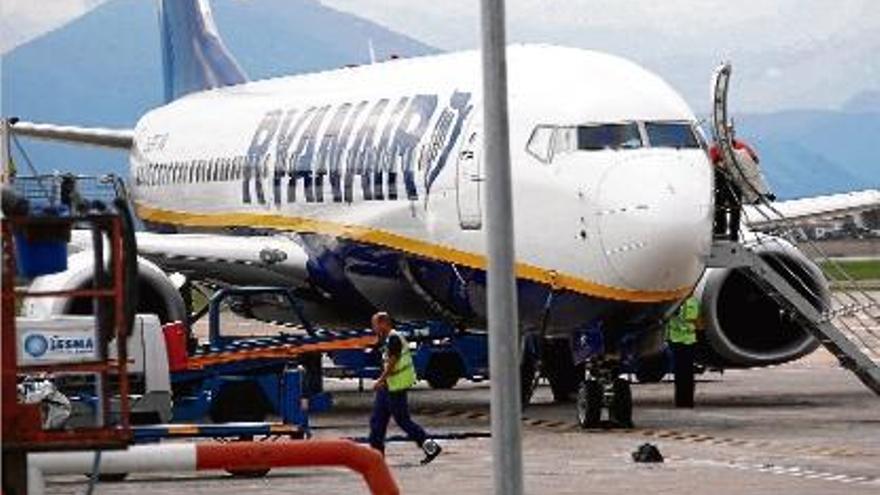 La instal·lació de Vilobí d&#039;Onyar, amb un avió de Ryanair a les seves pistes.
