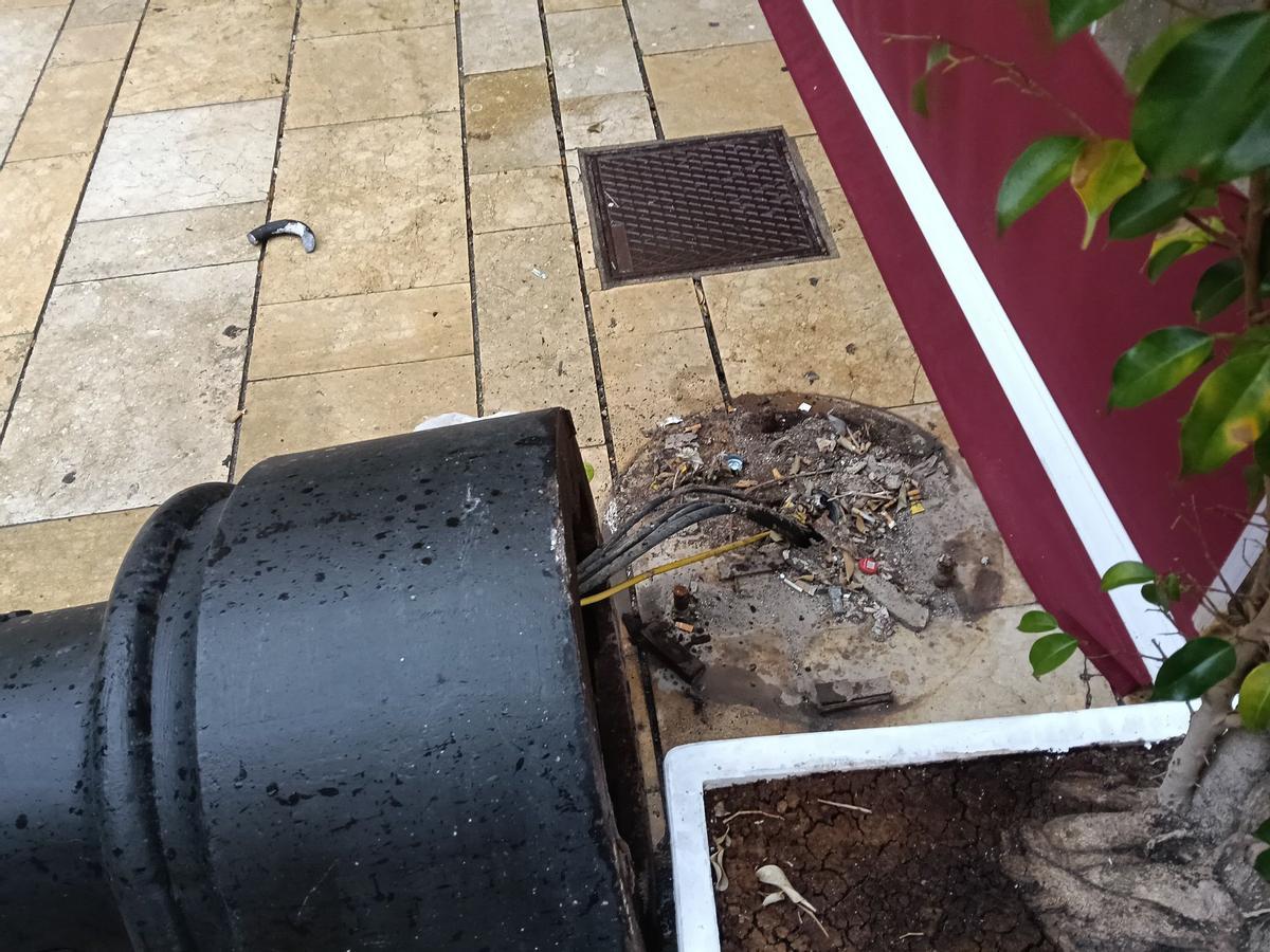 Base de la farola, arranca por el temporal, este miércoles en Cartagena.