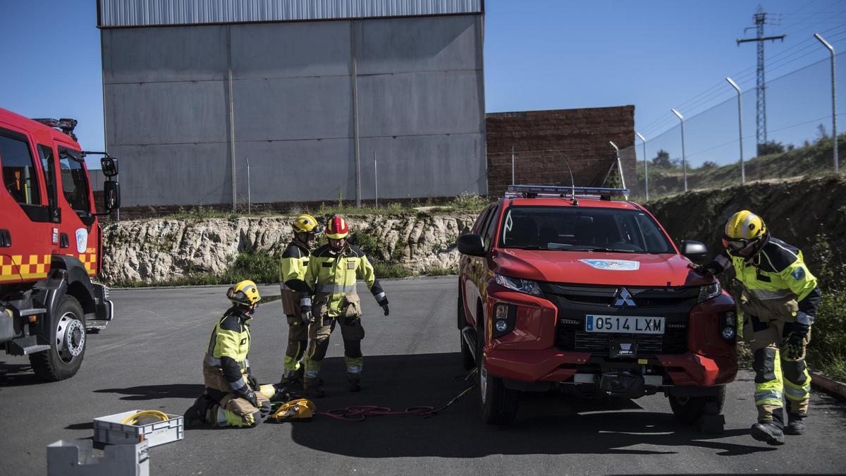 Prácticas diarias 8 Bomberos de Trujillo realizan un simulacro de intervención en accidentes de tráfico.