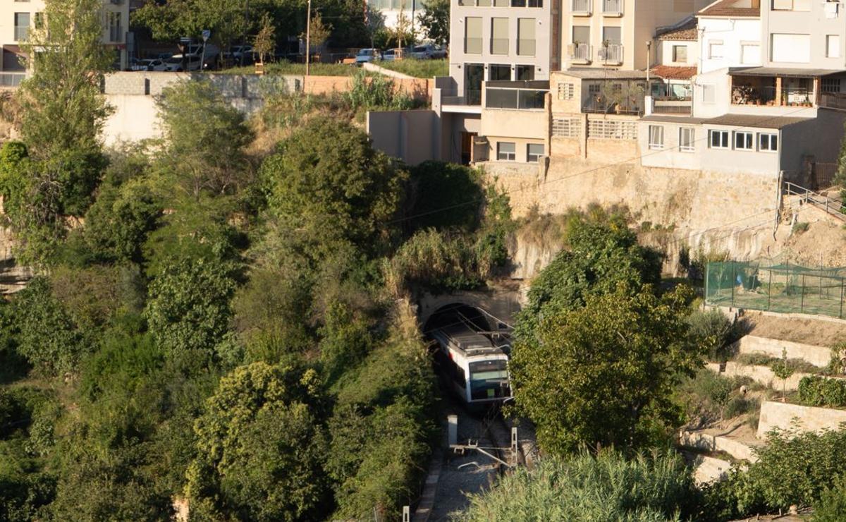 Un comboi de Ferrocarrils entra al túnel de Santa Clara