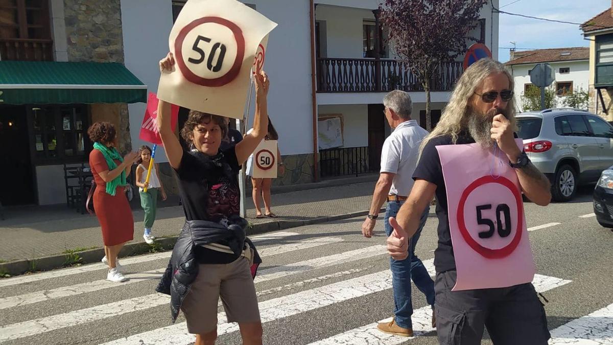 Vecinos de la localidad, ayer, durante la protesta. | J. M. C.