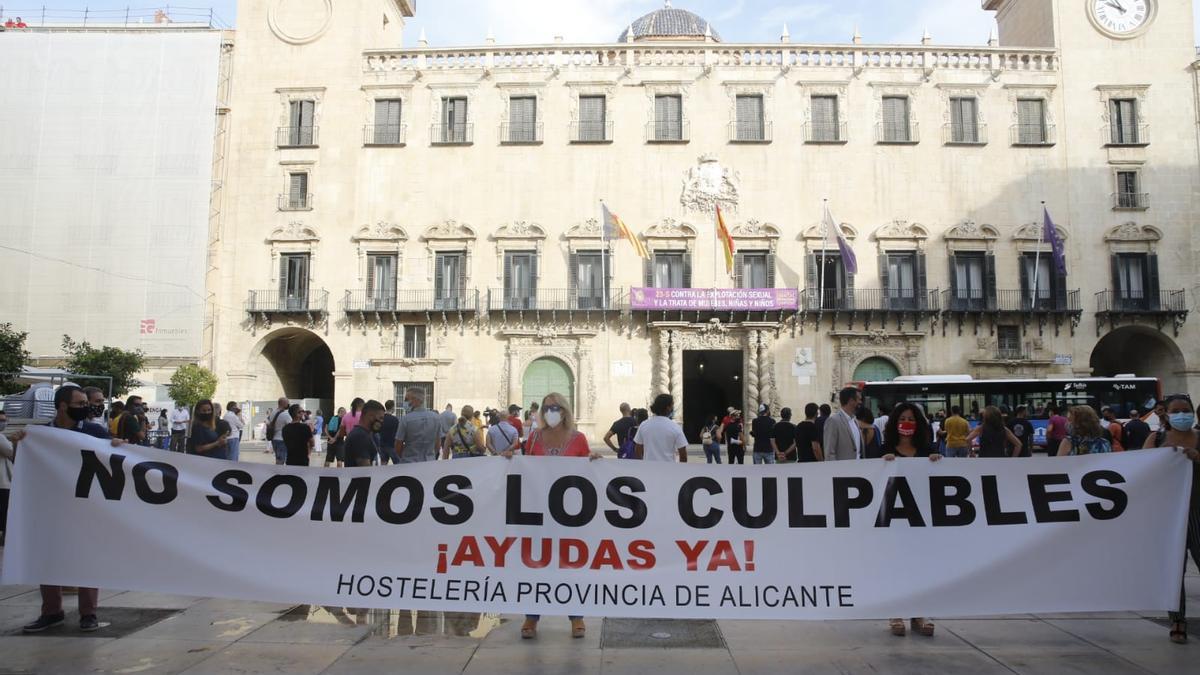 Un instante de la protesta de la hostelería frente al Ayuntamiento de Alicante