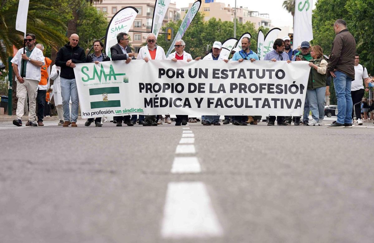 Médicos de toda Andalucía toman las calles de Málaga para reclamar un Estatuto Marco propio