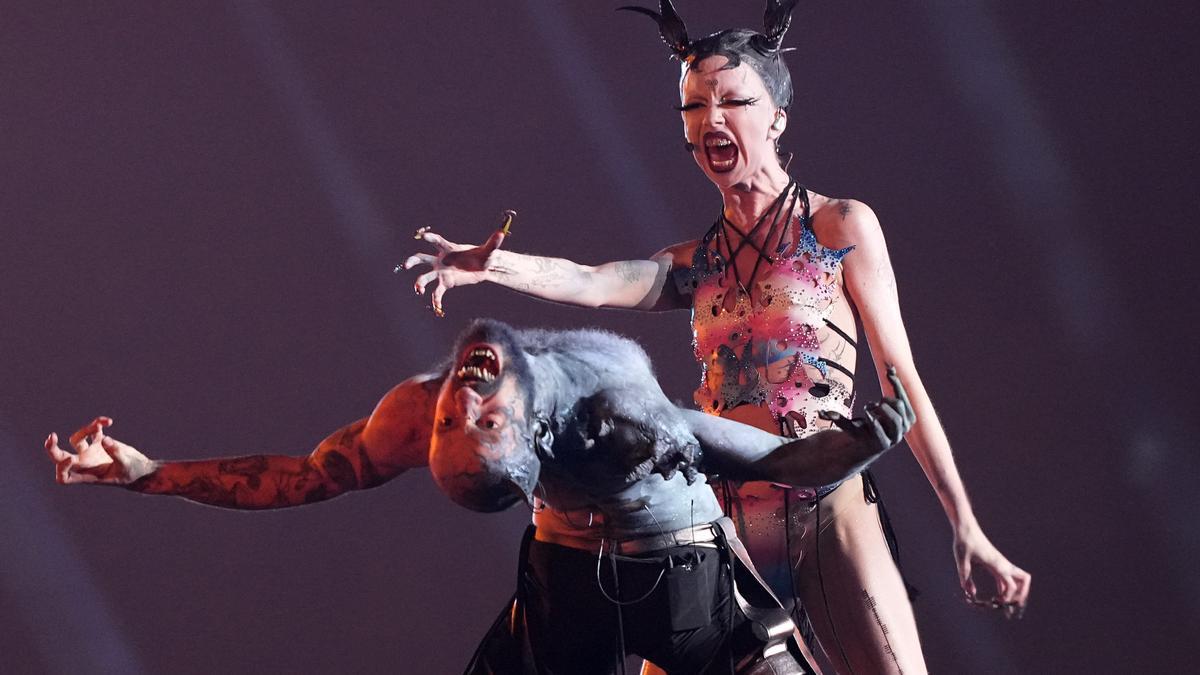 Bambie Thug, de Irlanda, interpreta la canción 'Doomsday Blue' durante el ensayo general para la final del Festival de Eurovisión en Malmo, Suecia, el viernes 10 de mayo de 2024.