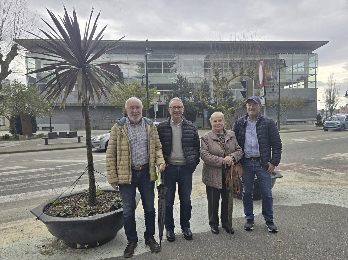 José "Nené" Refojos,José Ángel. Sotelo, Paquita Martínez y César Millán ante el Concello.