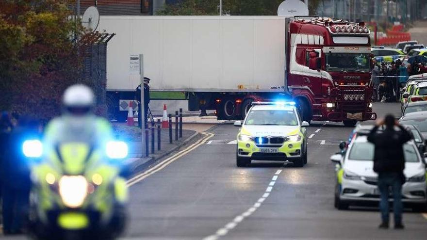 Escolta del vehículo donde aparecieron los 39 cadáveres, ayer por la tarde en Essex (Inglaterra). // Reuters