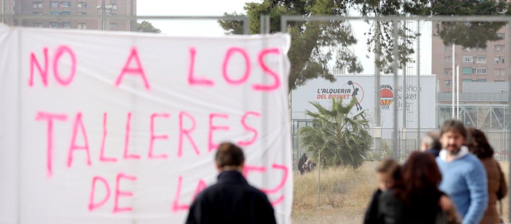 Manifestación vecinal en contra de los talleres de la T2 en Quatre Carreres