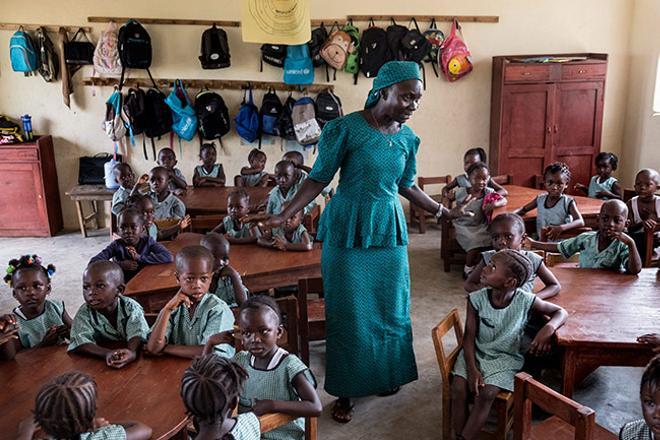 Niños acuden al colegio en Sierra Leona