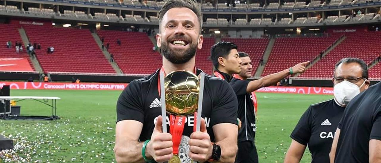 Aníbal González Anca, con la copa de campeones del Preolímpico de la CONCAFAX, en México.