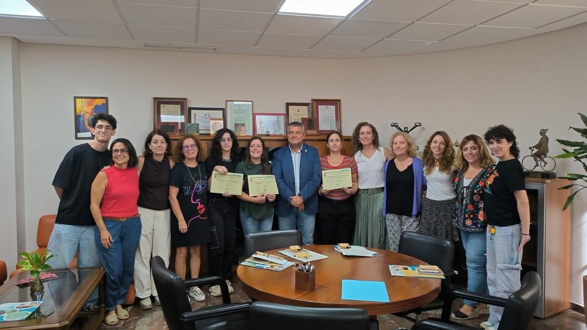 Las tres ganadoras, en el centro, posan con sus diplomas.