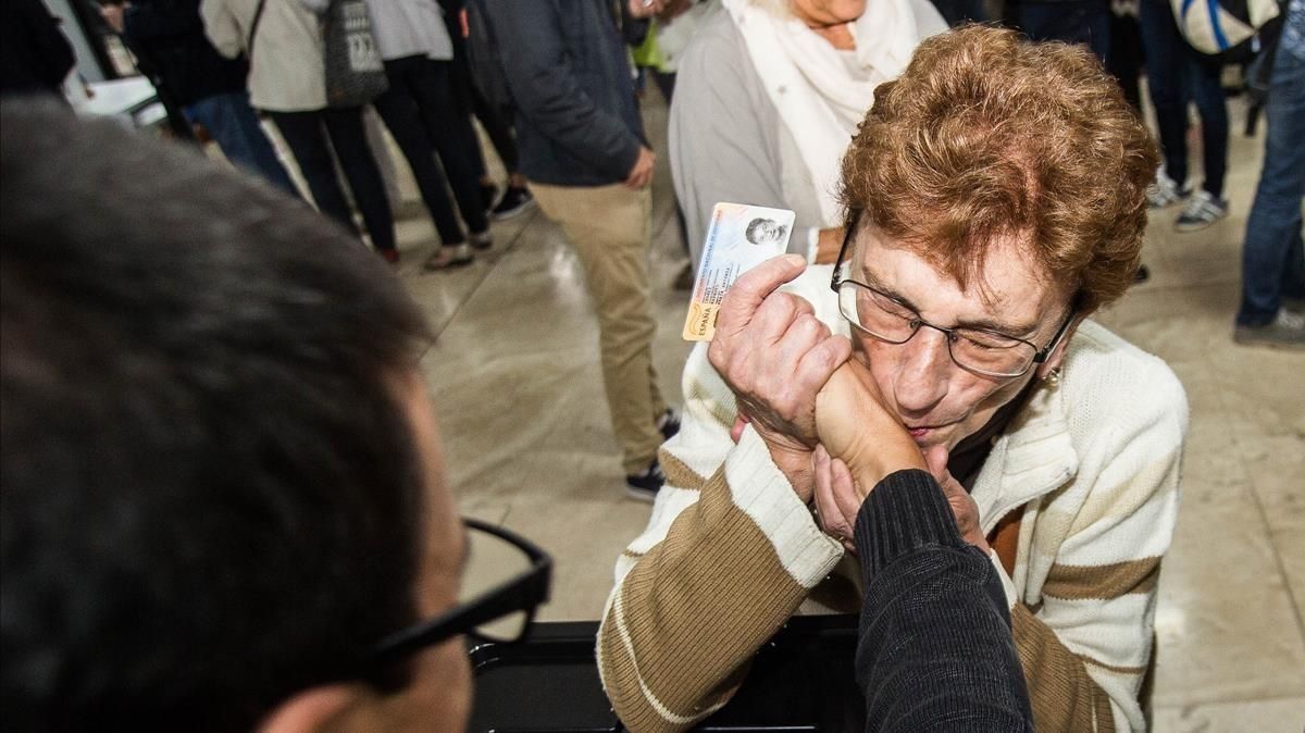 zentauroepp40368988 sabadell referendum 1 de octubre una mujer besa agradecida l171001133810