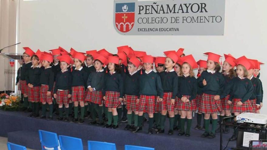 Los alumnos graduados entonando &quot;Gaudeamus Igitur&quot; al final del acto de ayer.