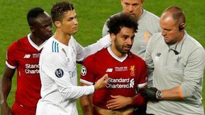 Salah abandona el estadio de Kiev tras la agresión de Ramos. Le consuela Cristiano.