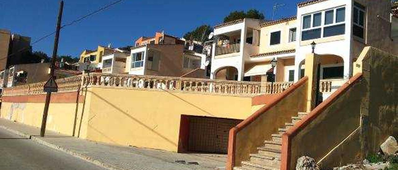 Los apartamentos Parasol están situados en la calle Ramon de Montcada, en Santa Ponça (Calvià).